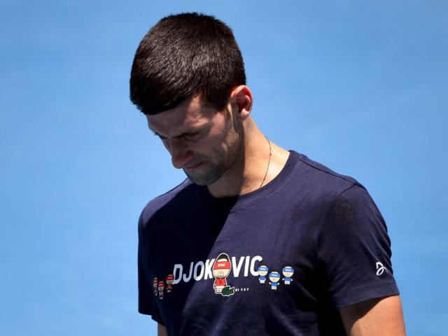 Djokovic bị tạm giữ vẫn mơ ”quay xe” dự Australian Open, Nadal bất mãn