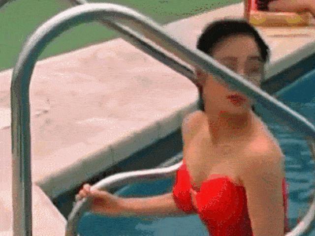 Vợ Hoa hậu của siêu sao võ thuật ”quên nội y” ở bể bơi có hot hơn cảnh được Thành Long mát-xa?