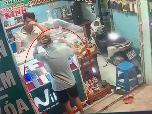 Vờ mua điện thoại, thiếu nữ cướp giật iPhone trên tay chủ tiệm
