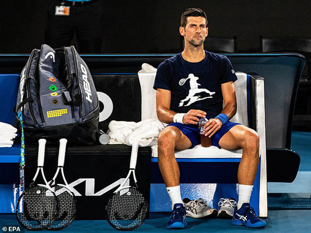 Djokovic khốn khổ ở Australia: Nhà báo Anh “chửi” thẳng mặt, gọi là kẻ ngốc