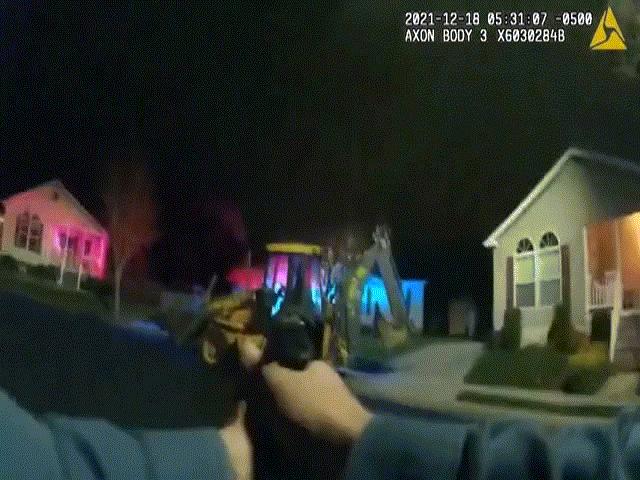 Video: Rạng sáng lái máy xúc chèn nát xe hơi, bị cảnh sát Mỹ bắn chết
