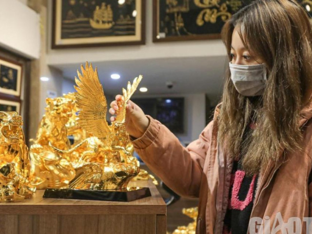 Tượng hổ mạ vàng 24K đủ mức giá ”xuống phố” chờ khách rước về đón Tết