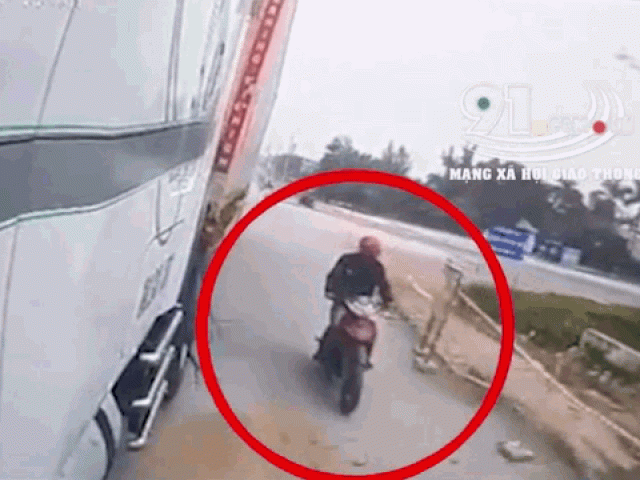 Clip: Cố vượt container, nam thanh niên đi xe máy suýt mất mạng