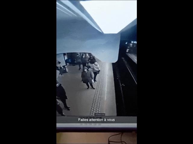Video: Sốc cảnh người phụ nữ đột ngột bị đẩy xuống đường ray khi tàu đang lao đến