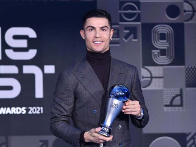 Ronaldo bảnh bao đến nhận giải đặc biệt của FIFA, gây “bão” mạng xã hội