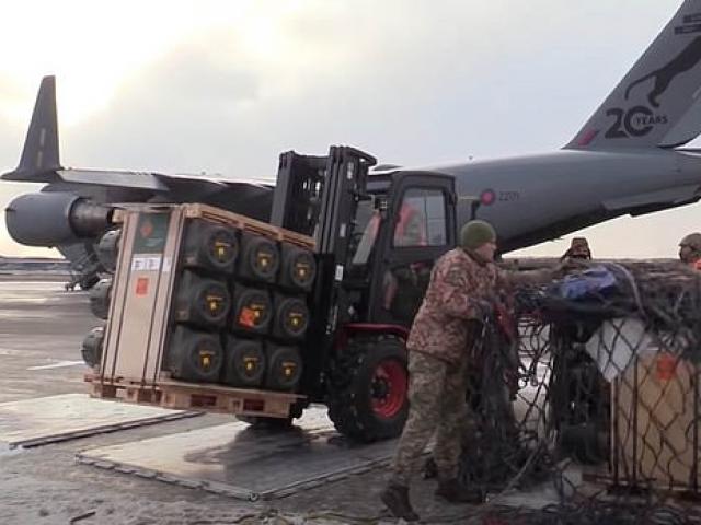Máy bay quân sự Anh bị nước đồng minh ”cấm cửa” khi chuyển vũ khí chống tăng tới Ukraine