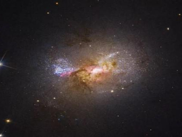 Lần đầu tiên nhìn thấy hố đen quái vật 'sinh ra' các vì sao