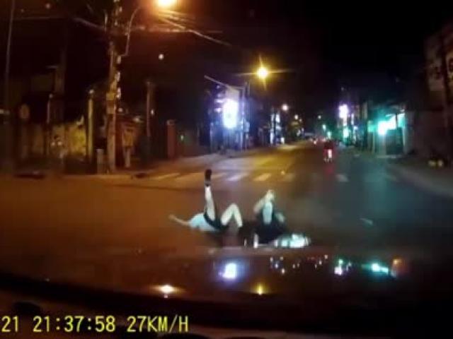 Clip: Vượt đèn đỏ tông cô gái ngã “chổng vó”, tài xế bị cảnh sát ập tới bắt giữ