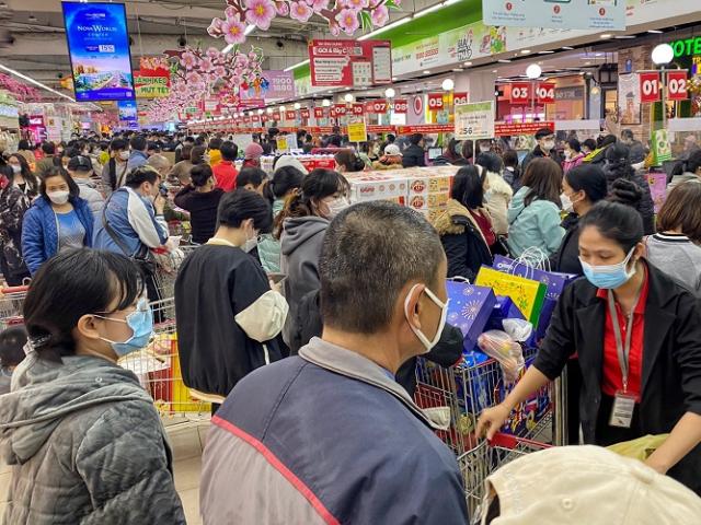 Hà Nội: Choáng ngợp cảnh biển người ùn ùn đổ về siêu thị mua sắm Tết