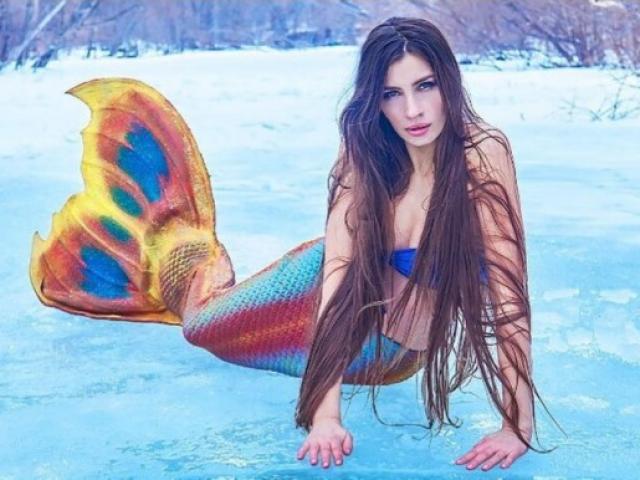 Nữ y tá Nga hóa ”tiên cá”, ngâm mình dưới nước đóng băng lạnh cóng