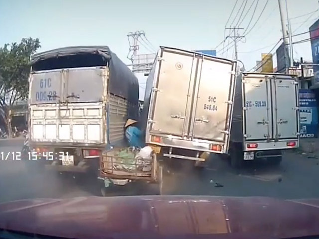 Tài xế xe lôi may mắn thoát ”cửa tử” sau pha va chạm kẹp giữa 2 xe tải