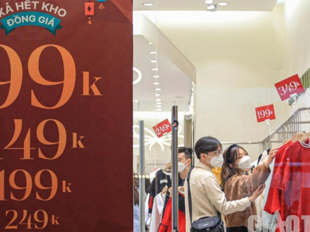 Cửa hàng thời trang ở Hà Nội ”đua” giảm giá, ”xả kho đón Tết”