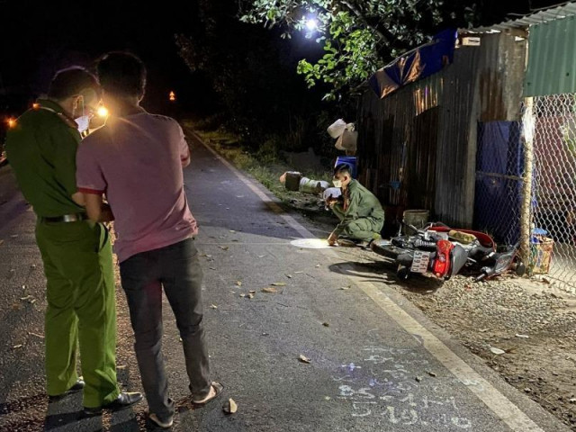 Thai phụ và bé trai đứng bên đường bị ô tô tông tử vong