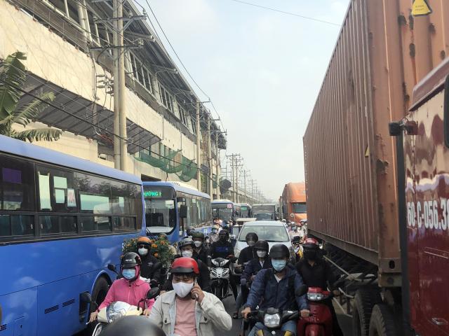 Giao thông TP.HCM 23 tháng Chạp: Xa lộ Hà Nội kẹt xe từ sáng sớm đến đầu giờ chiều