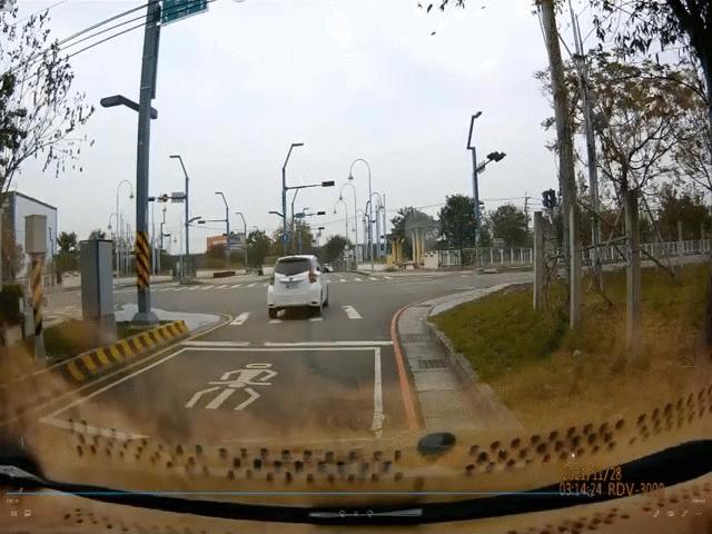 Video: Thót tim cảnh xe máy phóng nhanh, bị ô tô tông trúng ngay giữa ngã tư