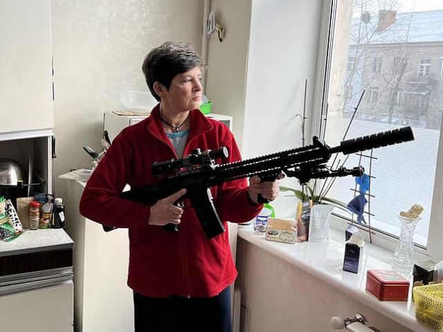 Người phụ nữ Ukraine mua súng, học bắn tỉa để tự ”giải quyết” nếu có chiến tranh với Nga
