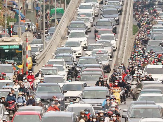Đường phố Hà Nội bắt đầu ùn tắc kinh hoàng bất kể giờ giấc