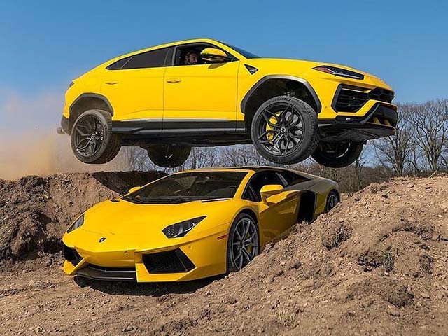 Clip: Lamborghini Urus bay qua đầu Lamborghini Aventador