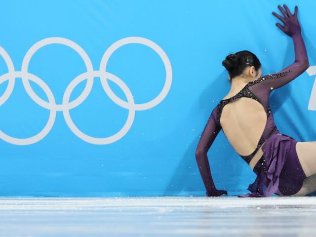 Xôn xao Olympic mùa đông: Người đẹp gặp nạn, siêu sao bị trượt ”vỏ chuối”