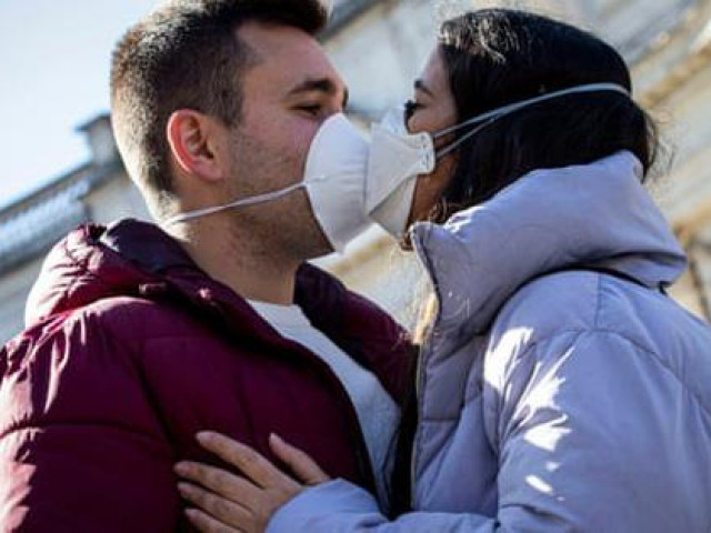 Không hôn và quan hệ tình dục an toàn có ngừa được nguy cơ lây nhiễm SARS-CoV-2?