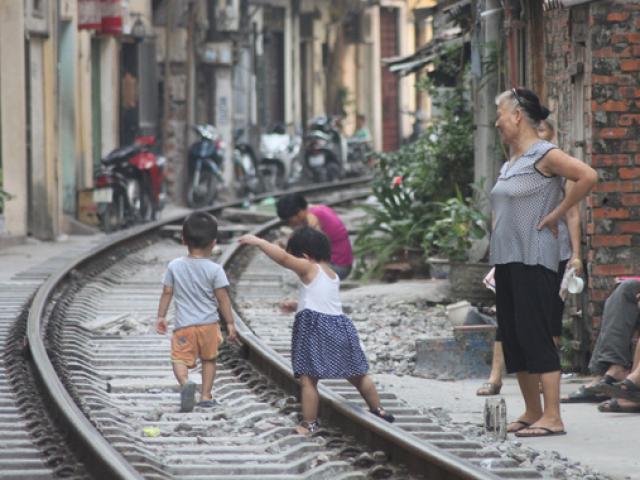 Không cho vượt đường ngang, nhiều gác chắn tàu từng bị... đánh