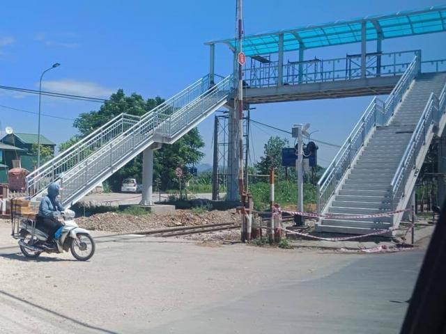 Sự thật về cầu đi bộ vượt đường sắt ở Thanh Hoá gây xôn xao dư luận