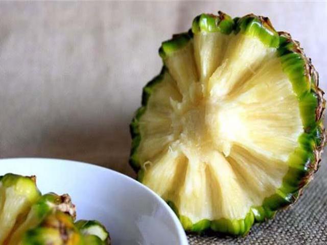 Cư dân mạng bày cách ăn dứa kiểu mới, chị em không cần phải tốn công gọt vỏ nữa