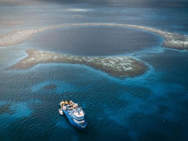Khám phá hố sâu lớn nhất thế giới giữa đại dương, bất ngờ thấy 2 thi thể người