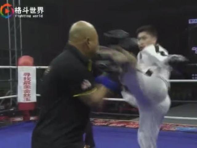 Võ Trung Quốc lại ê chề: Cao thủ Thái Cực bị võ sỹ taekwondo ”hành hạ”