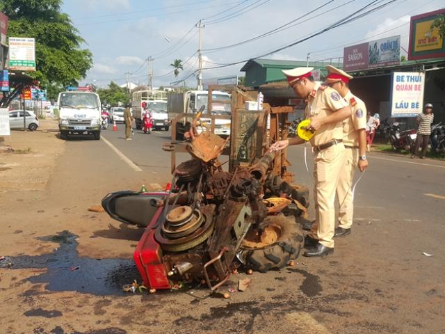Máy cày gãy trục tông xe máy, 10 người bị thương