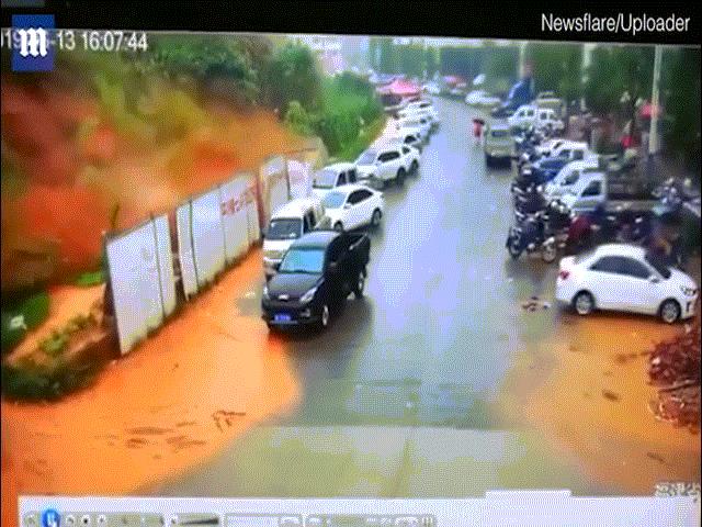 Sạt lở kinh hoàng ở Trung Quốc, ô tô bị cuốn lăn lông lốc