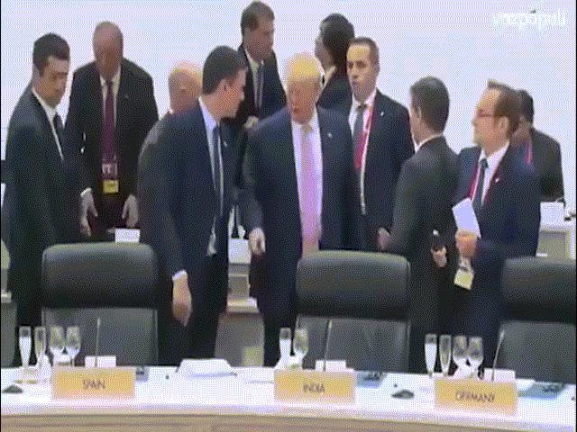 Thực hư hành động chỉ tay ”ra lệnh” của ông Trump với Thủ tướng TBN