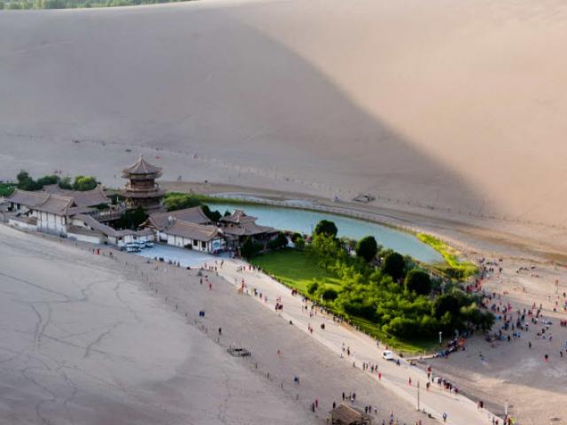 Bên trong ốc đảo 2000 năm tuổi giữa sa mạc ở Trung Quốc