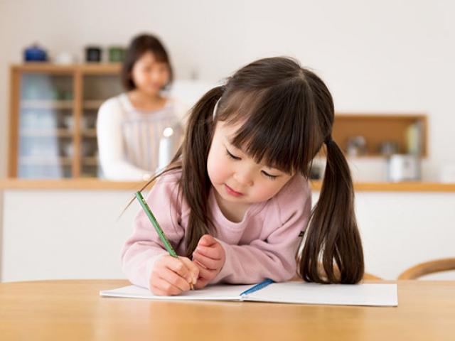 Cha mẹ Nhật Bản không cho con cái học ở phòng riêng, biết được lý do ai cũng phải gật gù