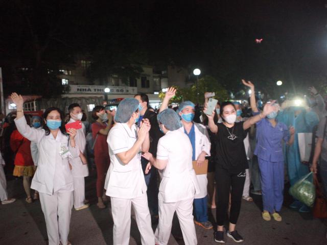 Bác sĩ, bệnh nhân vỗ tay reo mừng khi Bệnh viện Bạch Mai được gỡ bỏ phong toả