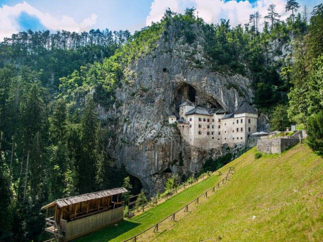 Những bí ẩn trong lâu đài hang động lớn nhất thế giới
