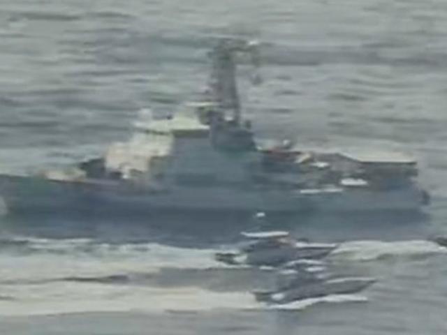 Close-up of 11 Iranian high-speed ships near the danger of American warships