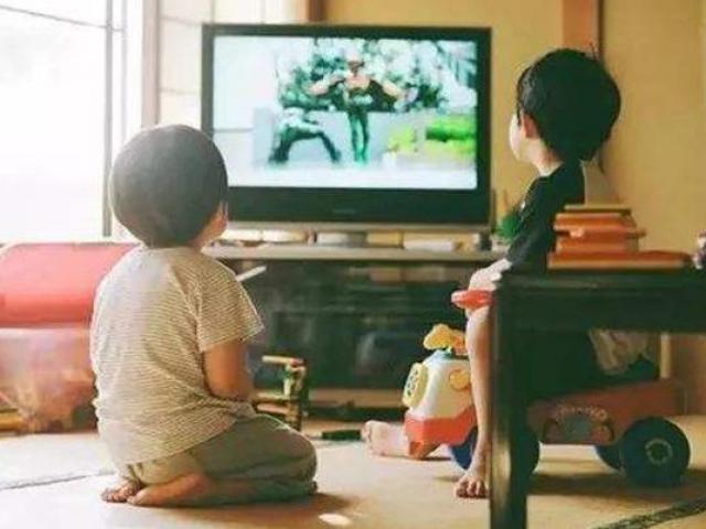 Cho trẻ xem tivi mỗi ngày suốt nhiều năm, ai cũng sốc khi thấy hậu quả nó để lại