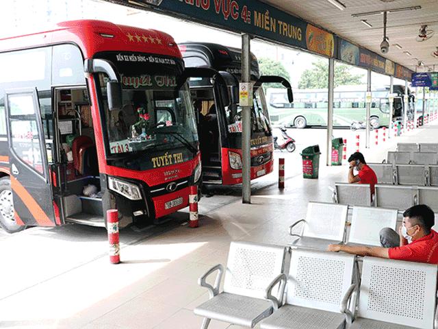 Xe buýt Hà Nội xếp chỗ ngồi ”đặc biệt”, bến xe ở TP.HCM vắng hoe
