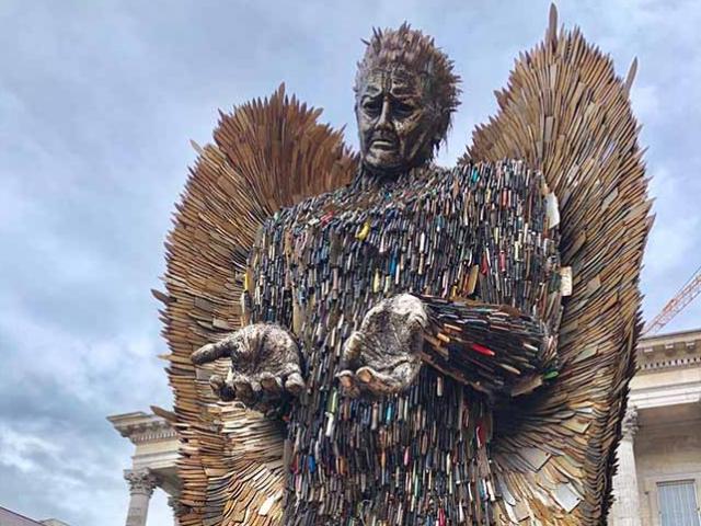 Bức tượng thiên thần ”dữ tợn” nhất London, được làm bằng 100.000 con dao của tội phạm
