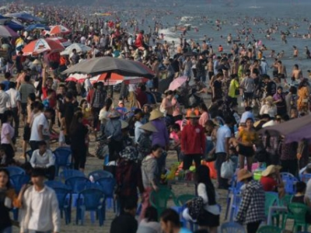 Tourists flock to Sam Son beach for an increasingly crowded 30/4 vacation