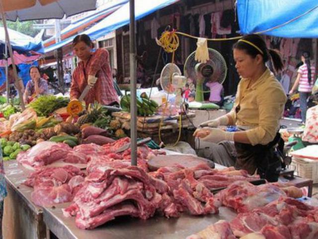 Giá lợn vẫn “trên trời”: Khách hàng không còn so với ”giá ti vi”, lượng mua giảm sâu