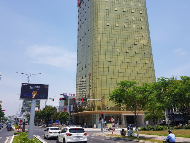 Close-up of 2 golden glass buildings is causing a stir in Da Nang public opinion