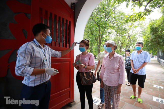 Nhiều di tích ở Hà Nội mở cửa đón khách sau kỳ 'ngủ đông'