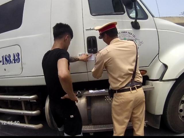 Phát hiện tài xế container dương tính với ma tuý trên cao tốc