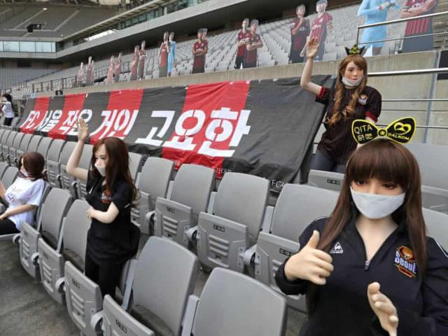 CLB bóng đá Hàn Quốc dùng búp bê tình dục làm cổ động viên và cái kết