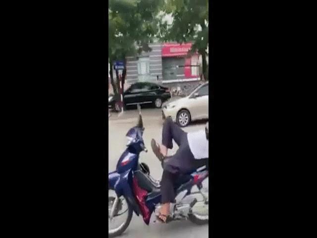 Video: Cụ ông 62 tuổi nằm ra xe, mở loa ầm ĩ, ”diễn xiếc” trên đường khiến cộng đồng mạng phẫn nộ