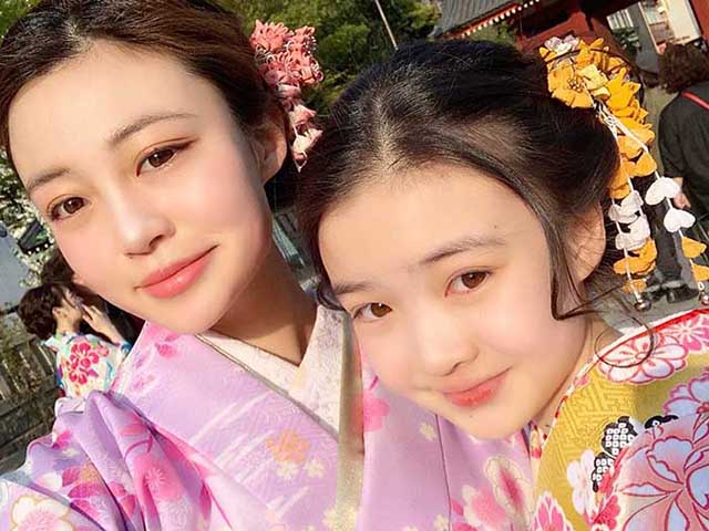 Cô em 15 tuổi đã gây sốt vì quá xinh, nhìn sang cô chị ai cũng phải trầm trồ