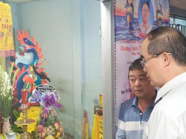 CLIP: Bí thư Nguyễn Thiện Nhân nắm chặt tay cha cháu bé bị phượng vĩ đè tử vong