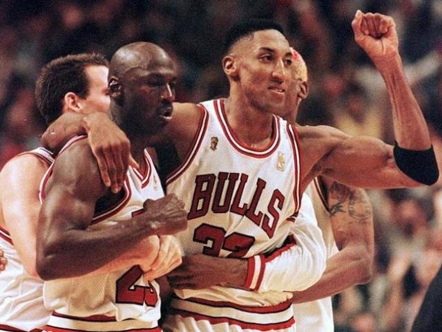 “Vua bóng rổ” Jordan từ chối mức lương cao khủng khiếp, đồng đội “vạch mặt”